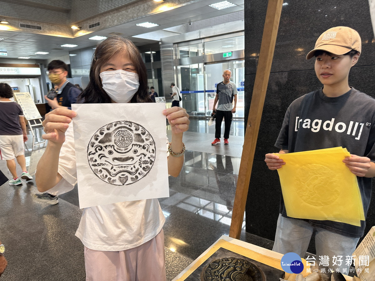 民眾立即來體驗廣興紙寮拓印DIY。(記者扶小萍攝)