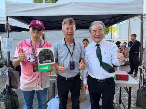 農業部政務次長胡忠一（右）、桃園市養豬協會理事長林承德（中）、桃園市政府農業局長陳冠義（左）一同推廣桃園黑豬。