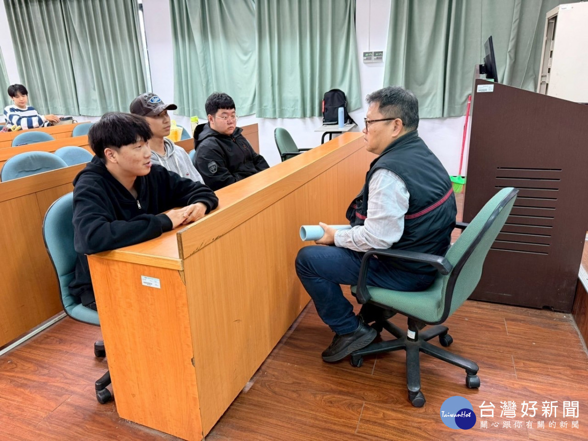 業界講師分享面試技巧，並為學生進行模擬面試，協助青年提前掌握企業招募流程。<br />
<br />
