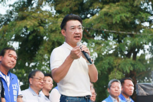 藍營委託媒體民調江啟臣看好度突破5成-台中市長參選人江啟臣到太平、大里連跑三場說明會，端「20分鐘生活圈」拚屯區升級。(圖/江啟臣服務處)
