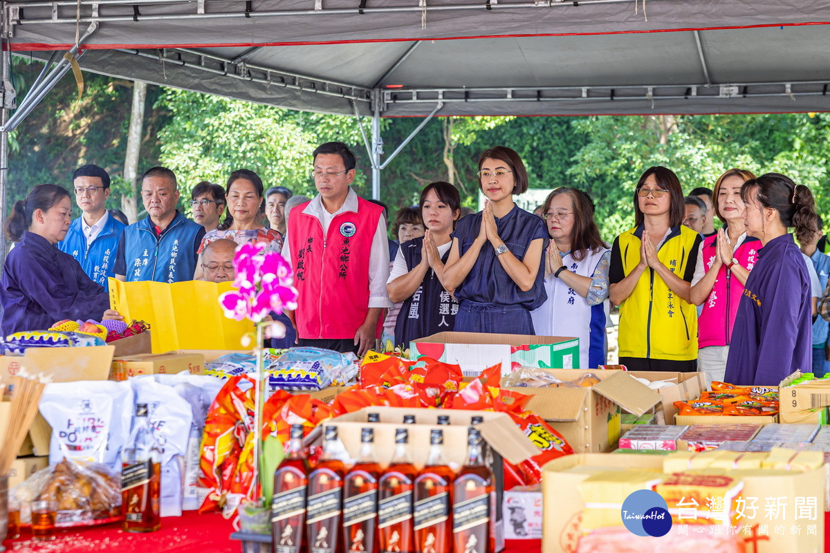 圖說:縣長許淑華在日月潭朝霧碼頭主持祈福活動,和來賓一起祈求本次泳渡盛事活動平安順利、風和日麗,並祝福所有參與泳士都能挑戰自我、成功完賽。(縣府提供)<br />
<br />
