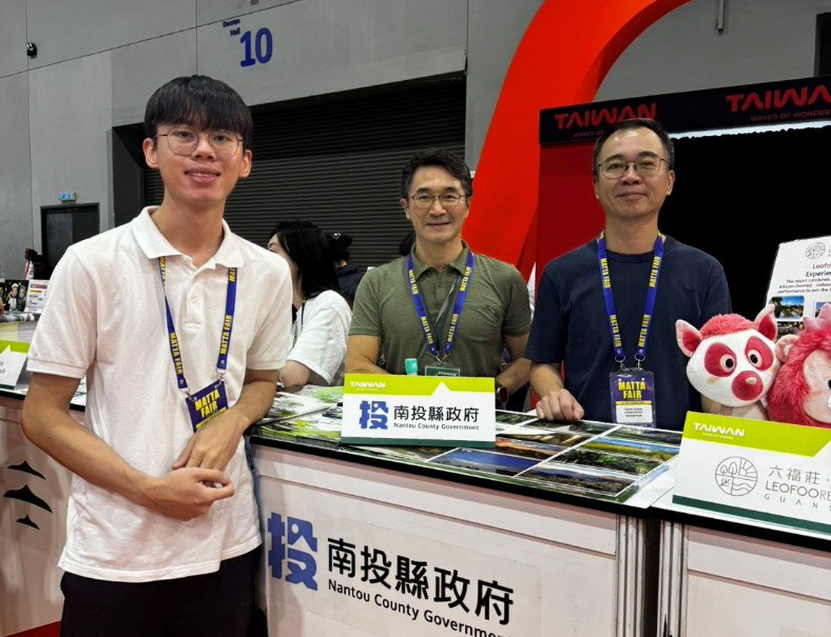 南投攤位受到肯定不少民眾遊客前來詢問。(縣府提供)