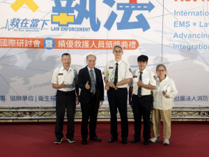 消防署副署長馮俊益(左2)與竹市消防局副局長陳家慶(左3)團隊。