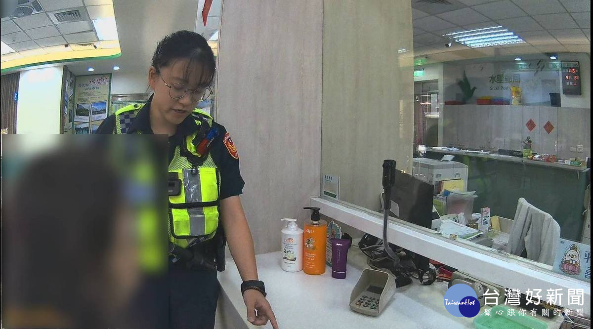 圖說：警銀聯手攔阻守住血汗錢。（集集警分局提供）