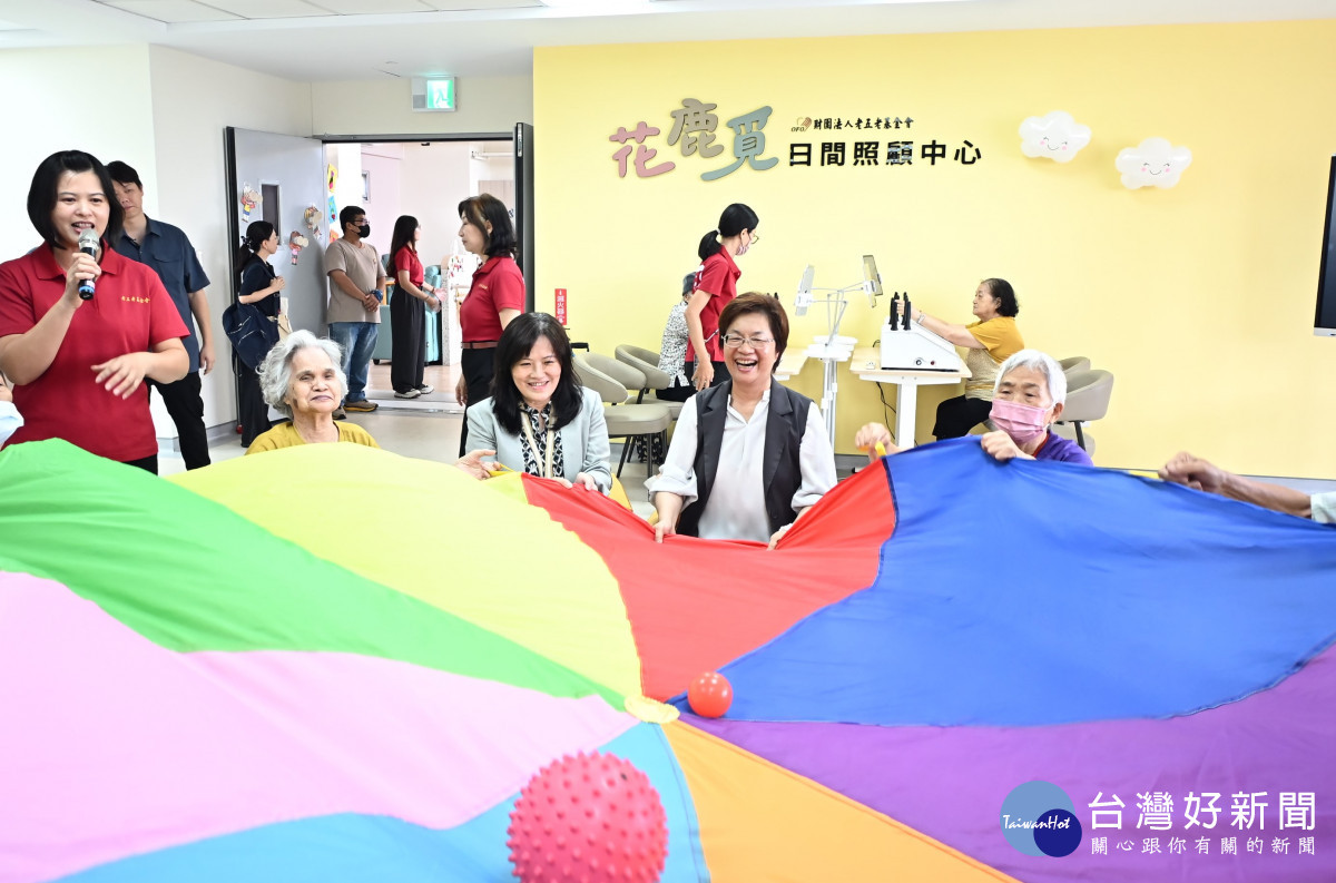 1.17億元打造鹿港全齡照護新據點,縣長王惠美與長者互動。圖/彰化縣政府提供