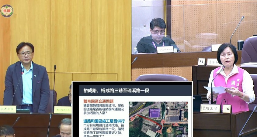 周玉琴議員極力爭取「新梅龍快速道路」與區域瓶頸打通，交通局長張新福答詢。