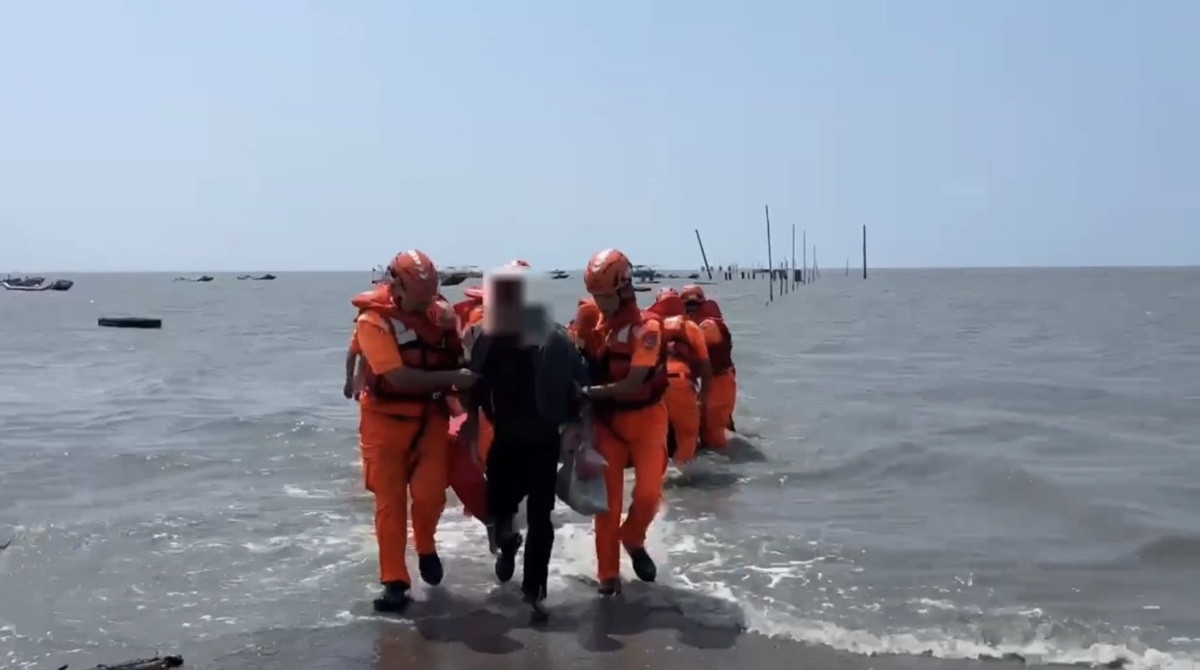 芳苑民眾受困潮間帶 海巡即時馳援安全接駁返岸