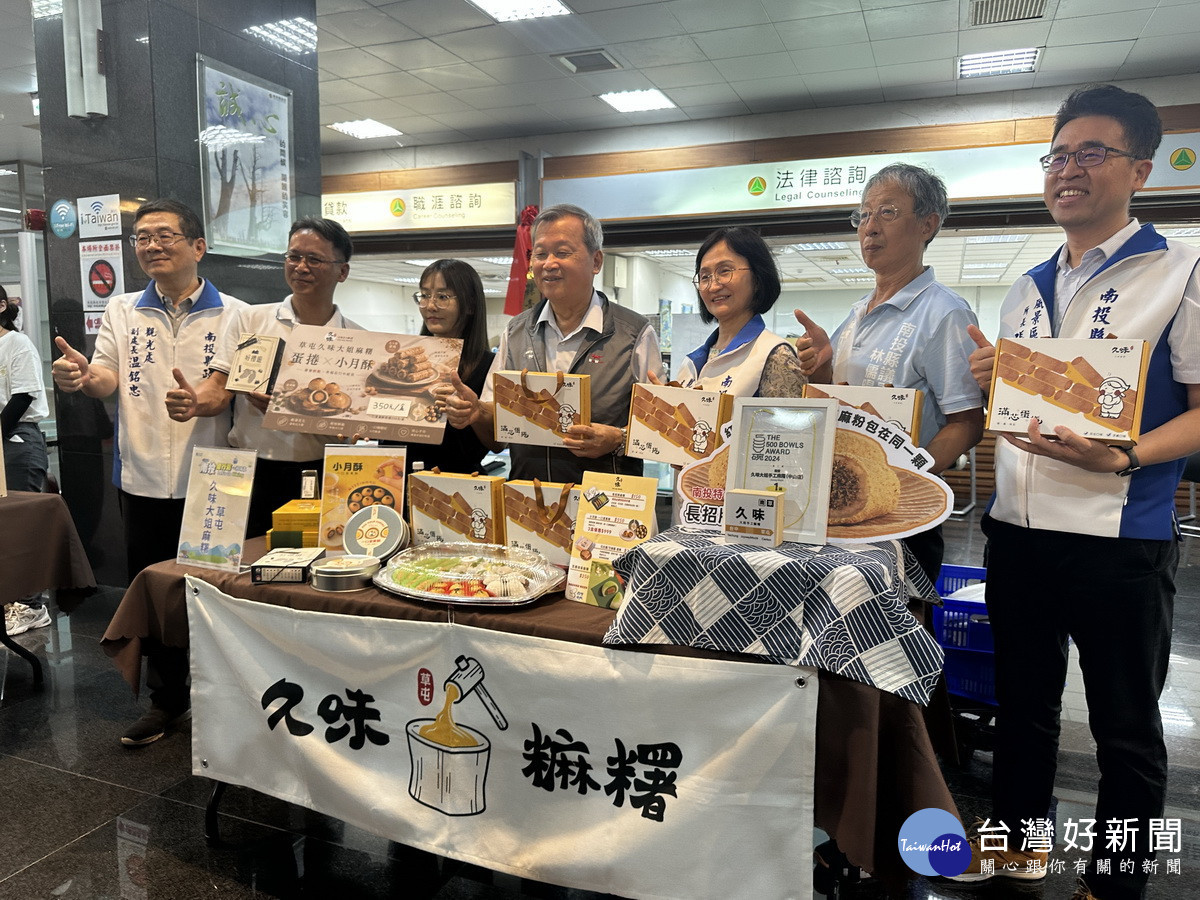 不僅參與健行還要品嚐南投美食。(記者扶小萍攝)