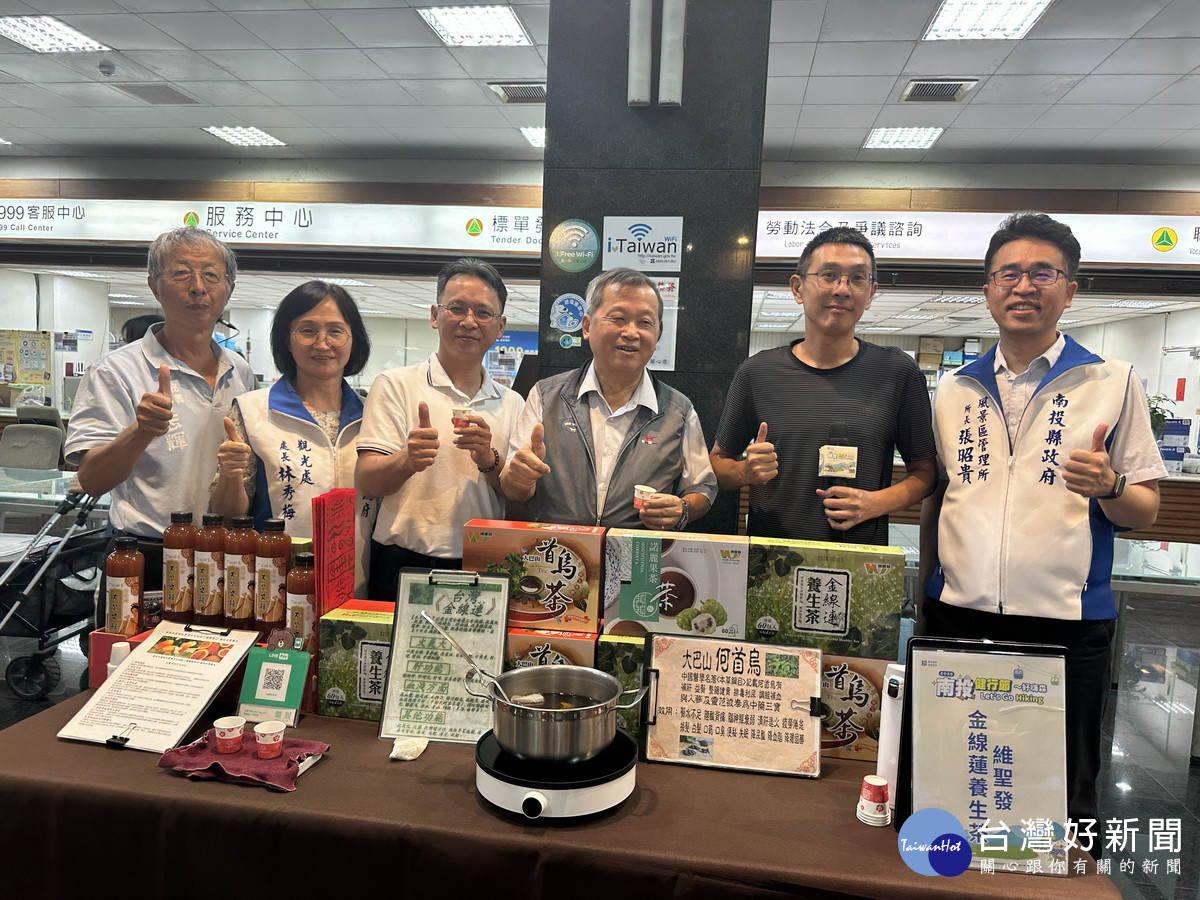 不僅參與健行還要品嚐南投美食。(記者扶小萍攝)