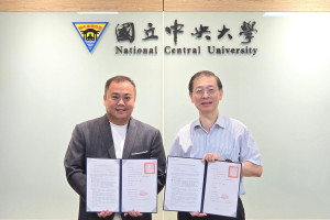 中央大學與與橙新智能系統（股）公司合作，副校長綦振瀛（右）和蔡明儒董事長（左）展示授權和約書。