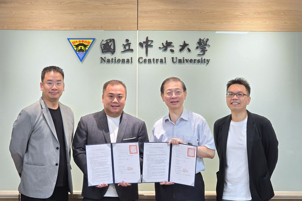 與會者合影,左至右:橙新智能鍾睿弘總經理 、蔡明儒董事長;中央大學綦振瀛副校長、永續與綠能科技研究學院陳正一副院長。<br />
<br />