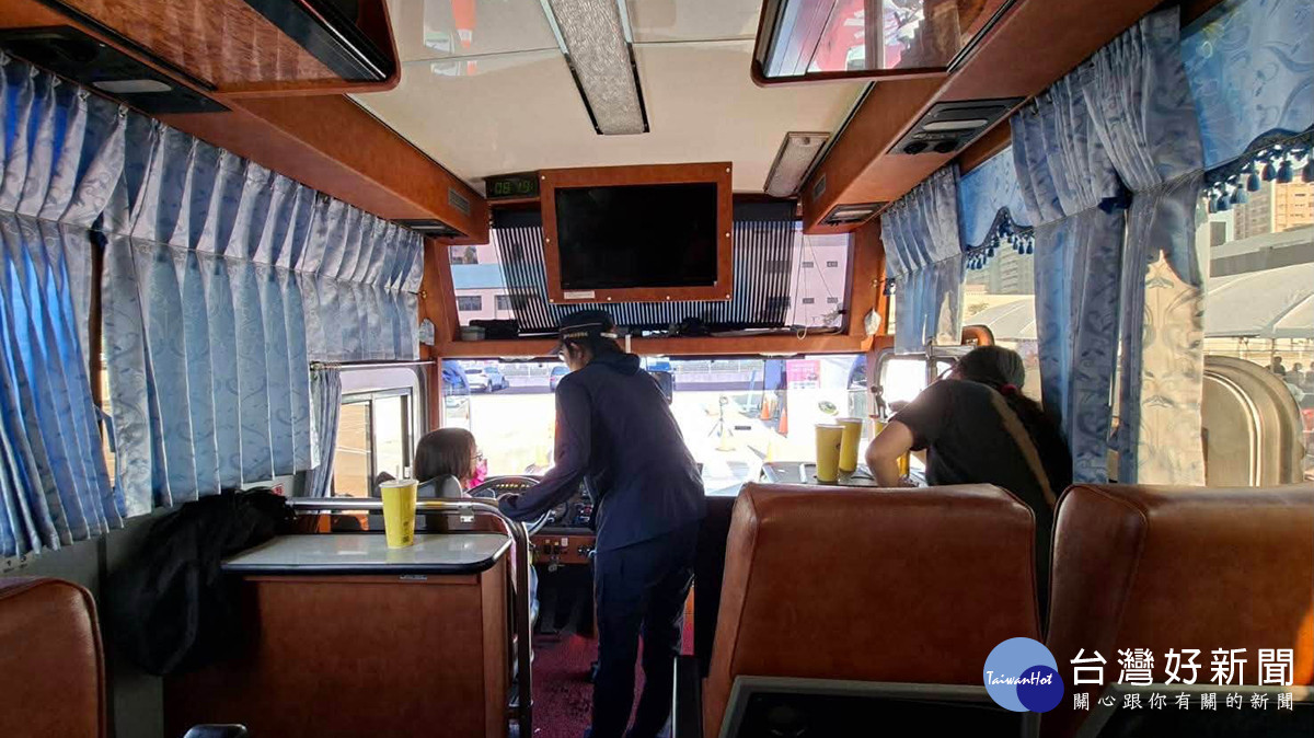 臺中交通隊以大型車進行實際示範,說明大型車轉彎時產生的內輪差,以及駕駛座視線無法完全涵蓋的死角區域,提醒機車騎士行經大型車周邊時,應避免長時間並行或搶快超車,以降低碰撞風險。