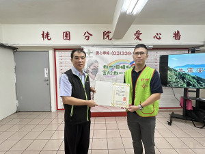 創世清寒植物人安養院公關社資部副組長張致堯感謝台電桃園區處的愛心支持，並致贈感謝狀由處長洪通澤代表接受