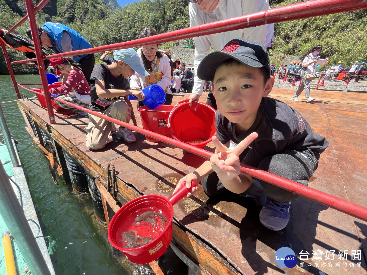 梨山國中小、平等國小師生參與魚苗放流德基水庫。