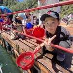 梨山國中小、平等國小師生參與魚苗放流德基水庫。
