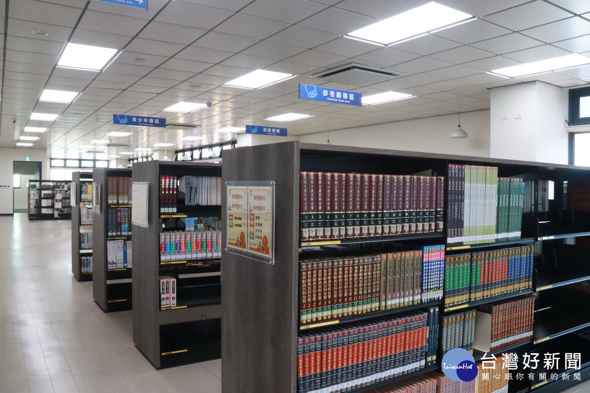 市立圖書館典藏的書籍豐富且分類放置。( 記者扶小萍攝)