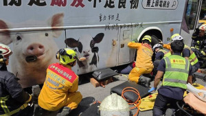 國光客運右轉撞上新加坡女遊客，女子受困車底，警消緊急救出送醫搶救。（圖/翻攝畫面）