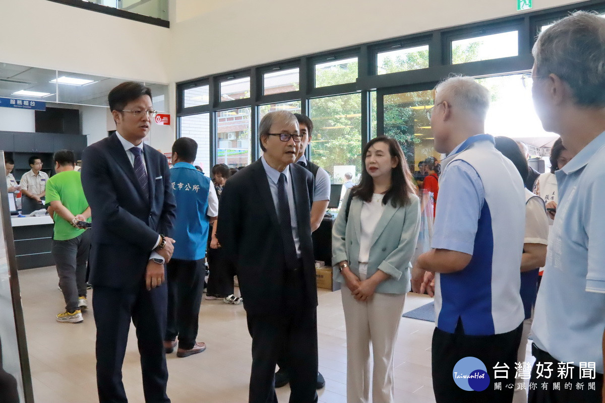 教育部長鄭英耀抵達祝賀。(記者扶小萍攝)<br /><br />
<br /><br />