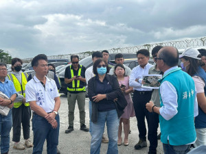 環保局邀集在地徐其萬議員、游吾和議員及相關單位，共同研商中正東路及大園交流道周邊環境問題。