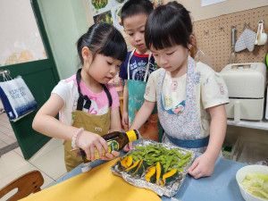 在教師陪伴與安全規範下練習料理當季蔬果。