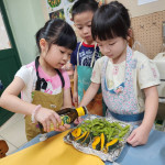 在教師陪伴與安全規範下練習料理當季蔬果。
