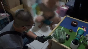 警方查獲3把改造手槍、99發子彈及改造工具，彭姓通緝犯落網。（圖/台中市警局 提供）