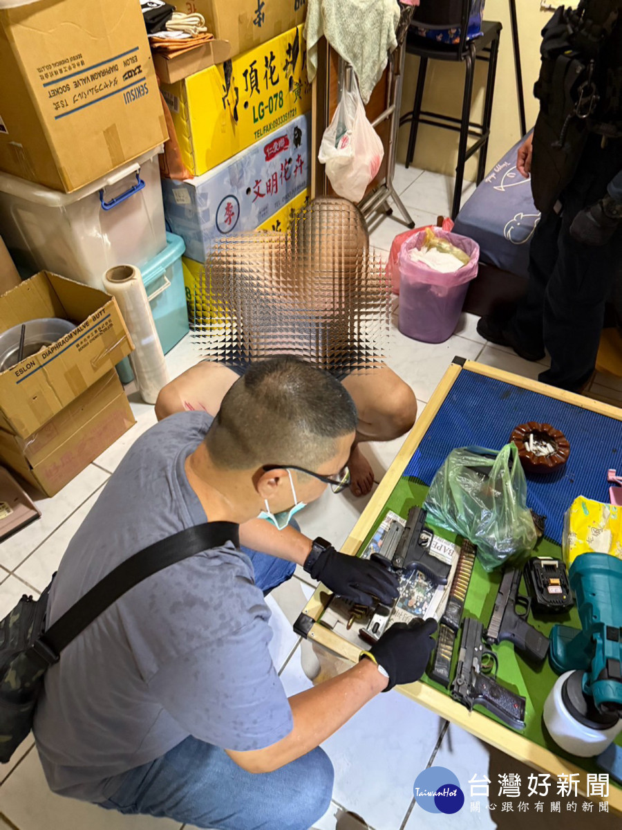 警方攻堅時彭男翻窗逃逸,追捕300公尺後在工廠落網,並起出3把改造槍、99發子彈及毒品等證物。