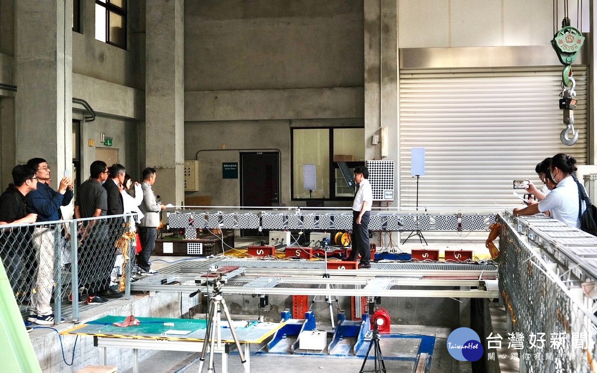 圖說:計畫總主持人、暨大土木系終身特聘教授施明祥博士(中),於暨大震害實驗室親自介紹NEMELIFT智慧輕便橋研究成果,並現場示範中性平衡機構(NEM)及主動控制系統,帶領與會貴賓了解智慧橋梁技術從理論研究到實體應用的實踐成效。(暨大提供)