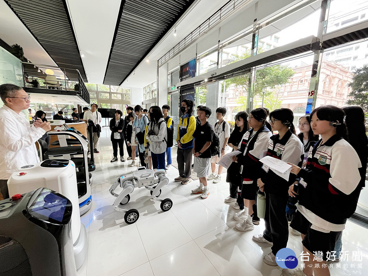 學員參訪和椿科技,認識AMR機器人、協作型機器手臂及人形機器人等不同技術與應用,了解機器人如何融入製造、物流與服務等產業