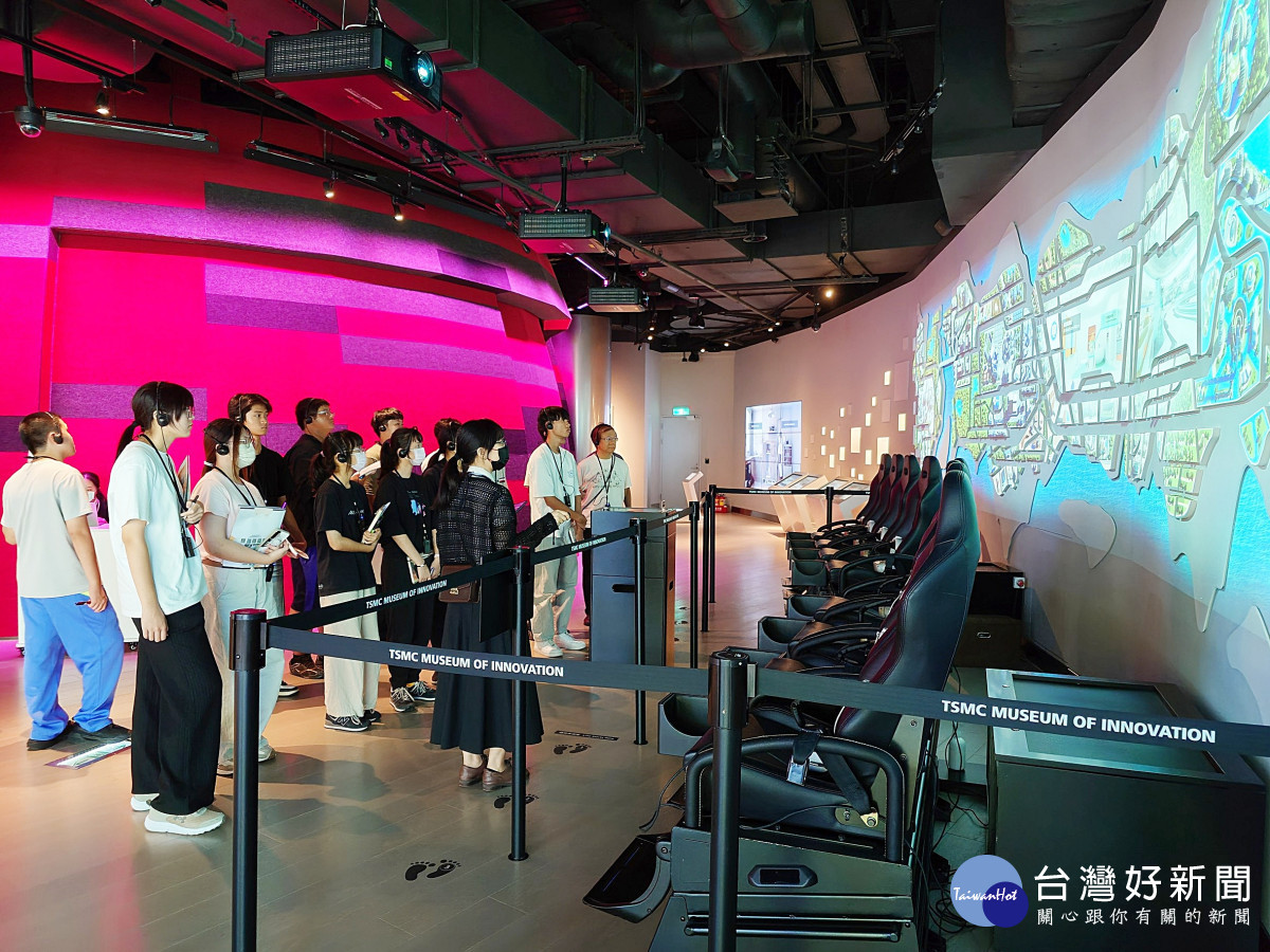 學員參觀台積電創新館,透過展示內容建立對半導體產業及晶片應用的具體認識