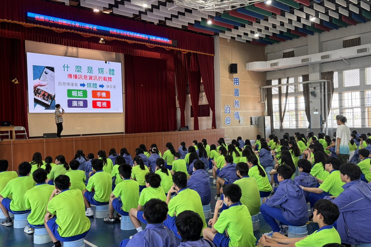 同學認真聆聽講師授課,學習媒體識讀的重要性。<br />