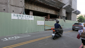 第一銀行外牆施工出事！工人遭雜物砸中受困搶救仍不治。（圖/陳招宗 攝）