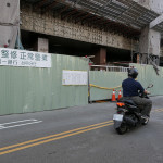 第一銀行外牆施工出事！工人遭雜物砸中受困搶救仍不治。（圖/陳招宗 攝）
