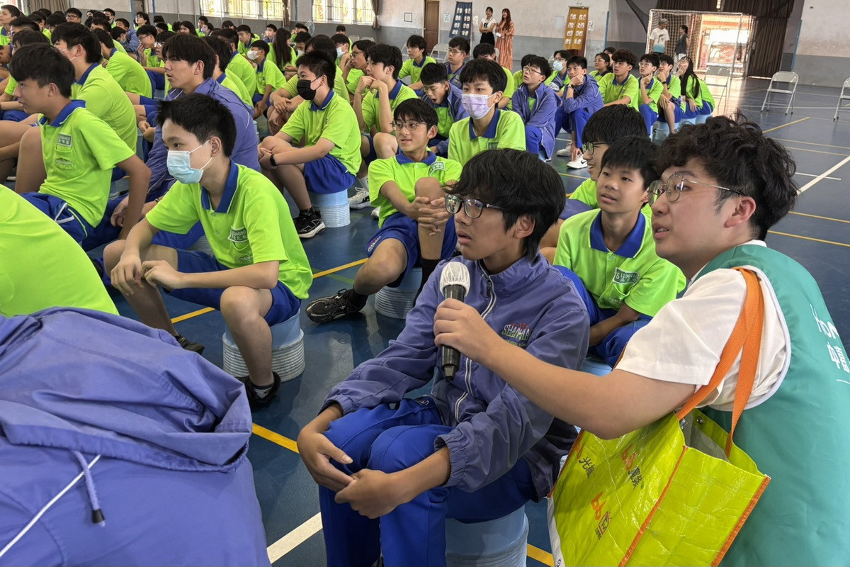 同學與講師熱情互動回答問題。