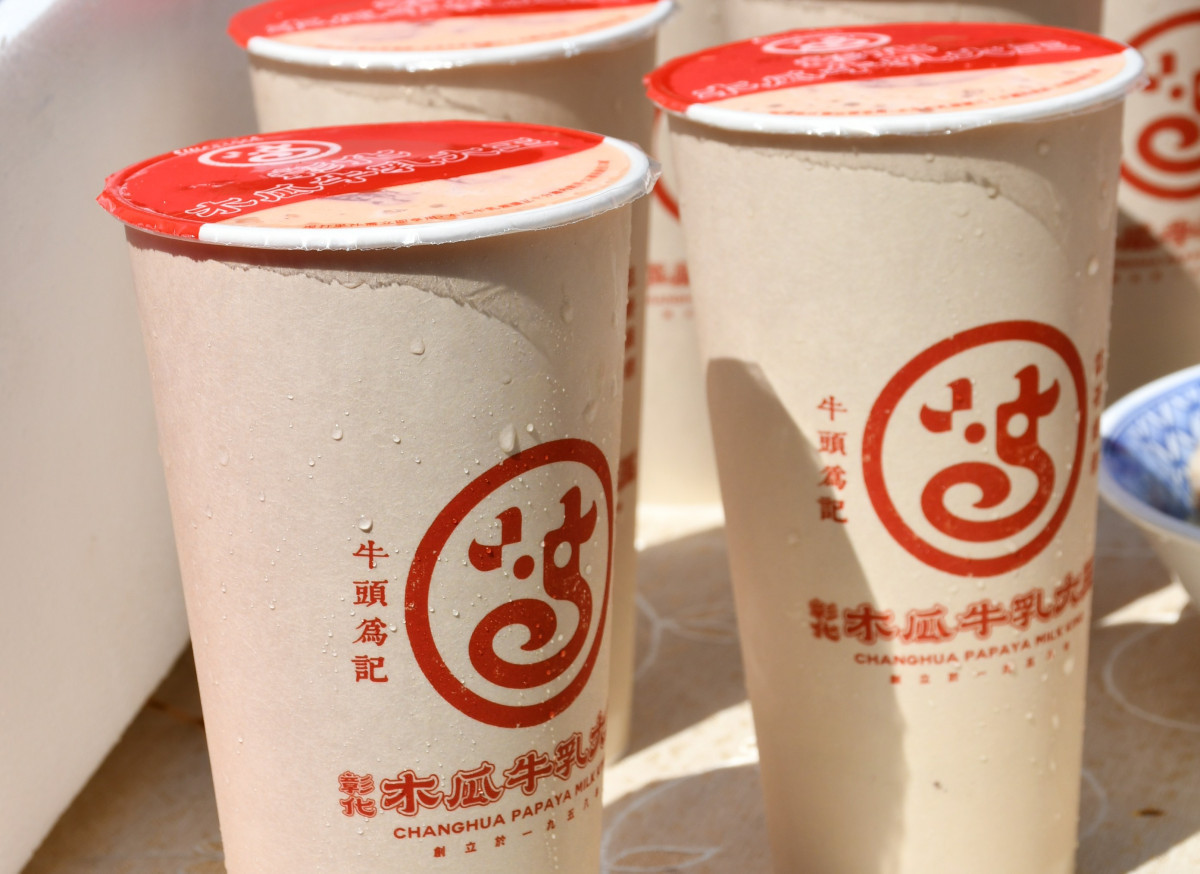彰化木瓜牛乳大王(創始店與成功老店) 贊助的美味木瓜牛乳。圖/彰化市公所提供