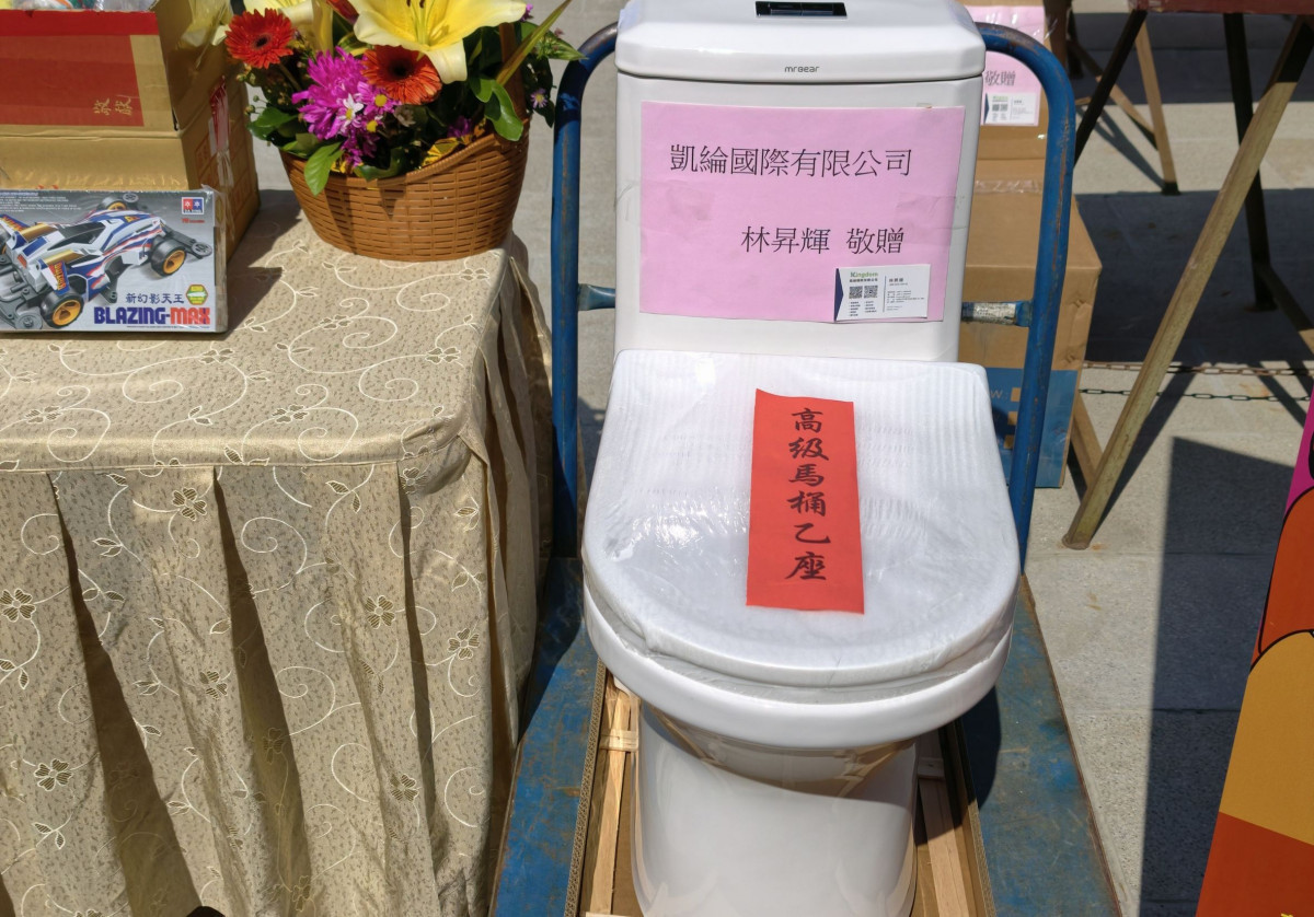 名品衛材-凱綸國際有限公司贊助的精品馬桶價值約1萬8仟元。圖/彰化市公所提供