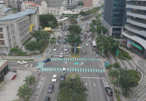中壢警空拍掌握青埔國小車流，會勘共商交通改善。