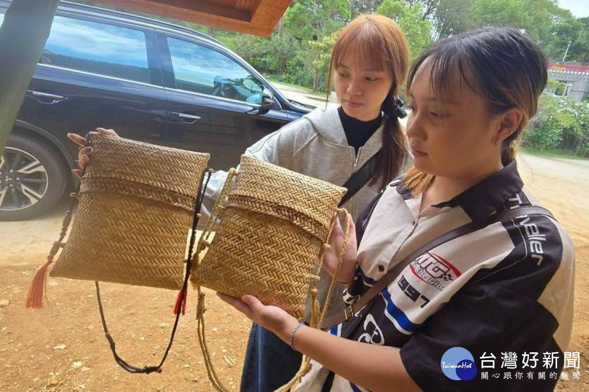 原專班學生近距離觀察傳統編織工藝作品,也是本學期向原鄉耆老學習傳統工藝的重要一環。<br />
<br />