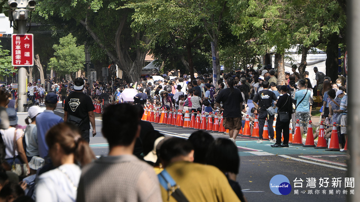「臭乳呆」成破案關鍵！穿梅西球衣男童走散　警員變身臨時保母助母子團聚