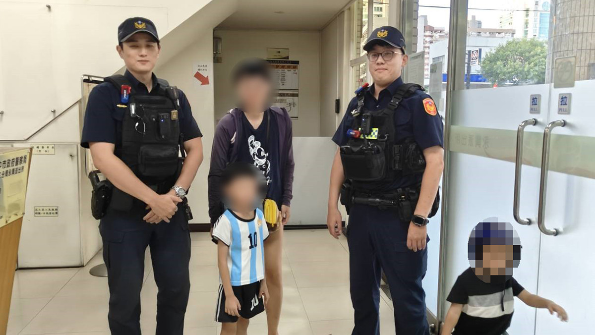 男童與蔡員玩成一片，離開派出所前依依不捨，警民合作助母子團圓。（圖/台中市警二分局提供）