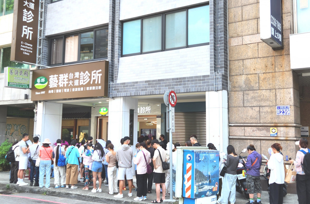 藝群台中大道診所開幕,王正坤醫師的患者大排長龍。30年來,藝群醫美集團看診超過百萬患者。