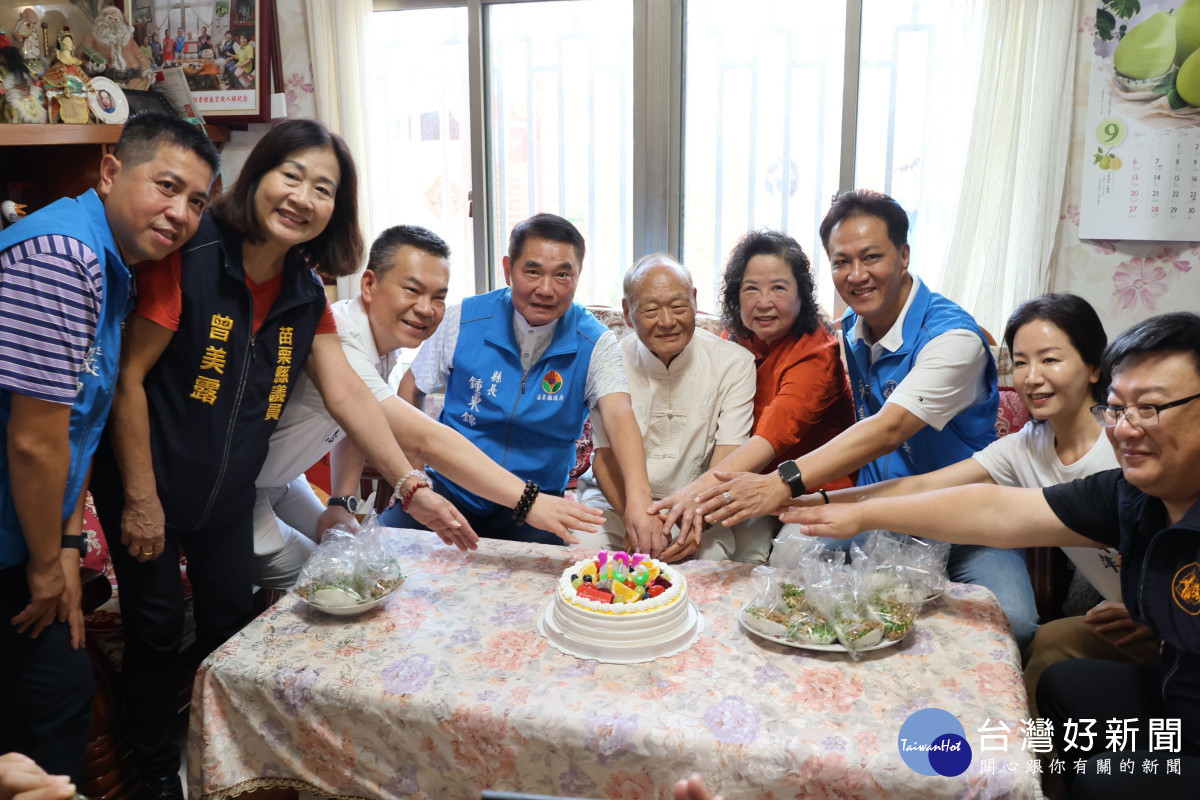 105歲人瑞勤運動　鍾東錦頒贈禮金贈蛋糕祝賀