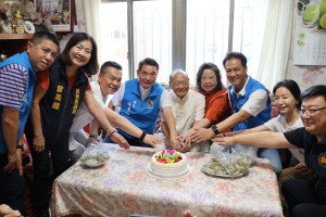 105歲人瑞勤運動　鍾東錦頒贈禮金贈蛋糕祝賀