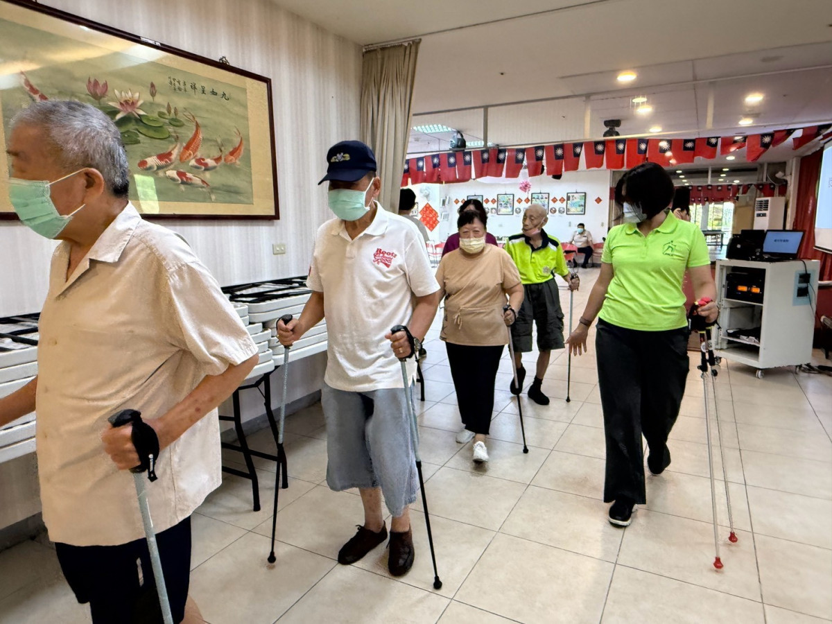 健走杖進入新竹榮家　指導長輩樂活邁步