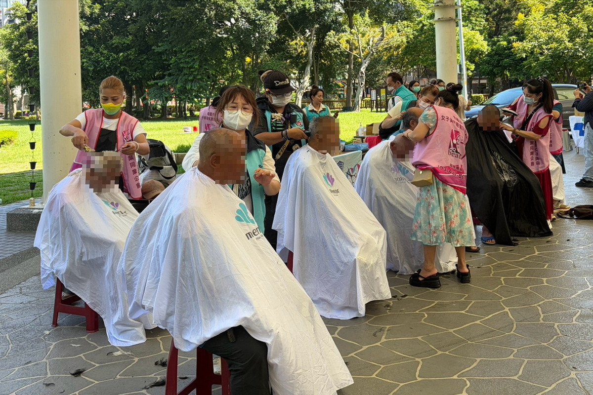 桃園市政府社會局舉辦中秋節慶「溫馨伴月圓」送暖為街友們進行義剪。<br />
