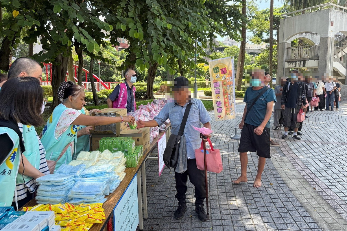 桃園市政府社會局舉辦中秋節慶「溫馨伴月圓」送暖關懷街友活動。