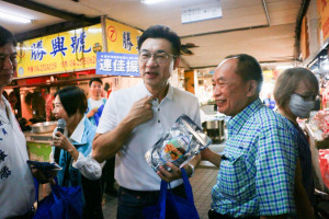 攤商送喉糖提醒江啟臣保養喉嚨。