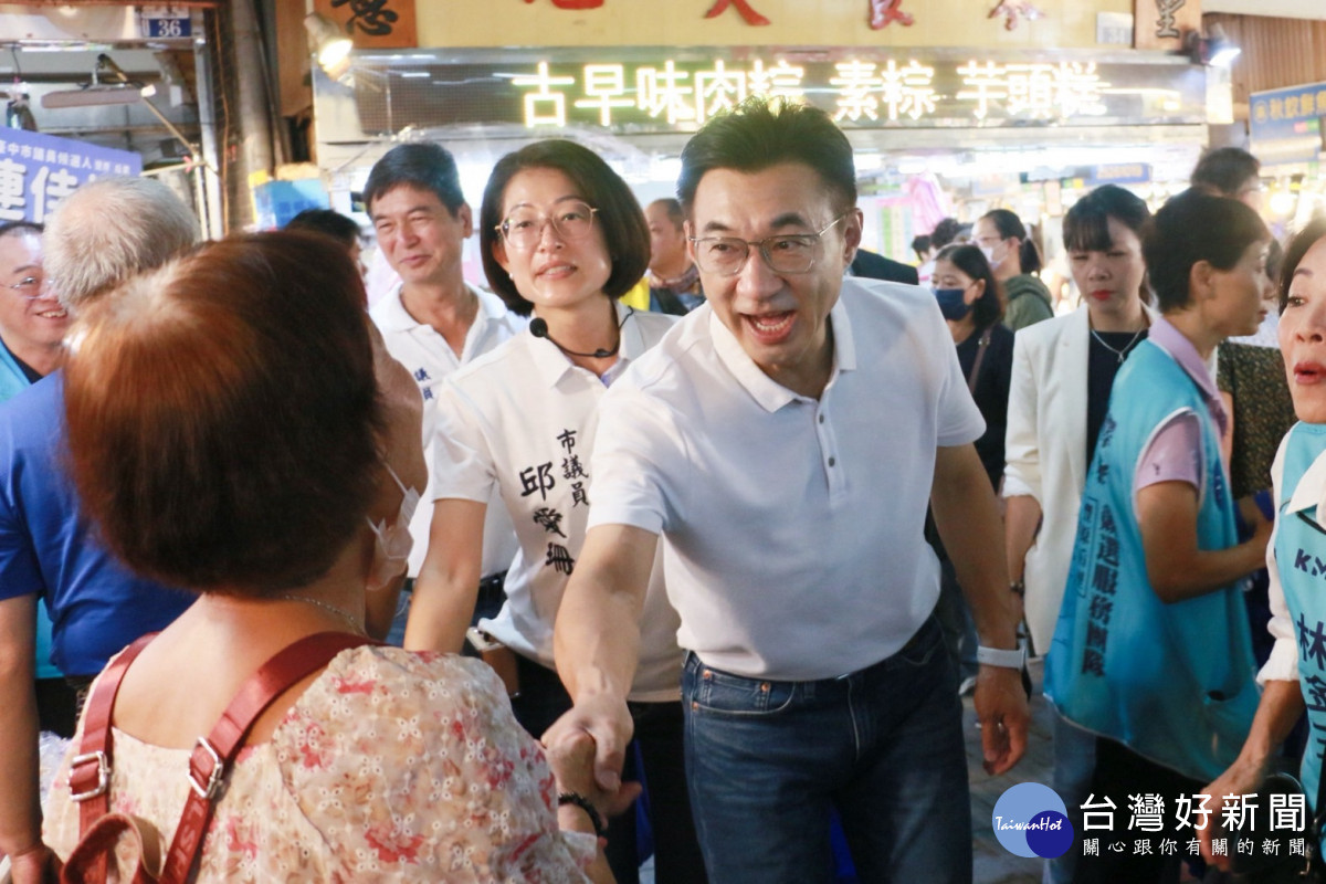 江啟臣前往豐原第一公有零售市場掃街拜票。