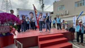 江啟臣親自授予連佳振戰旗，力拚市長、市議員高票當選。