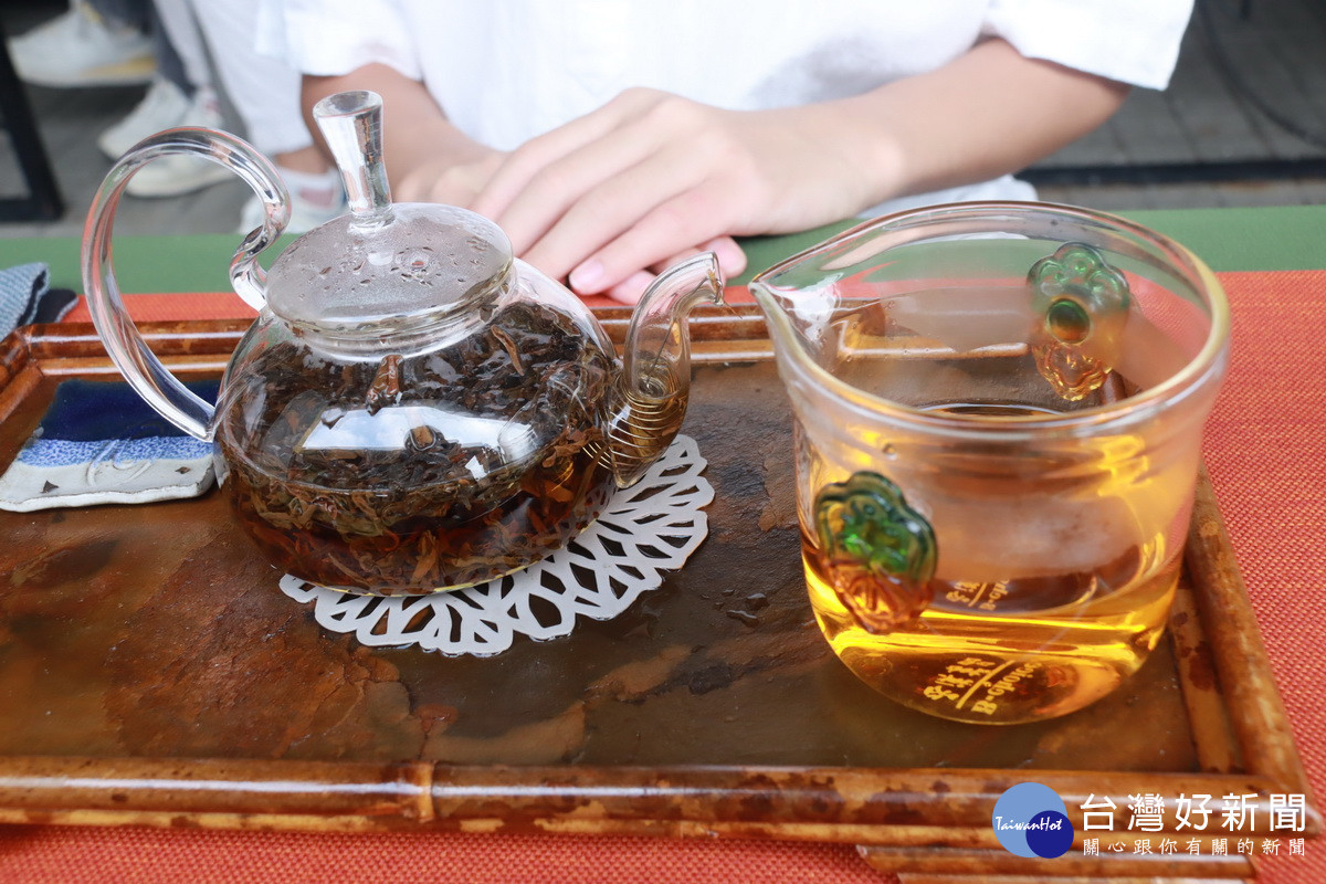 小葉紅茶水色金紅明亮帶有果香花香。(記者扶小萍攝)